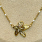 Cadena con Dije de Flor y Piedras Blancas🌸