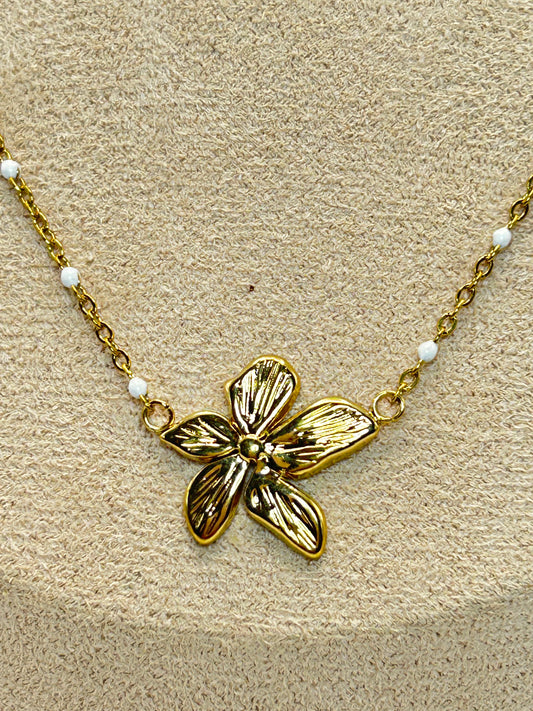 Cadena con Dije de Flor y Piedras Blancas🌸