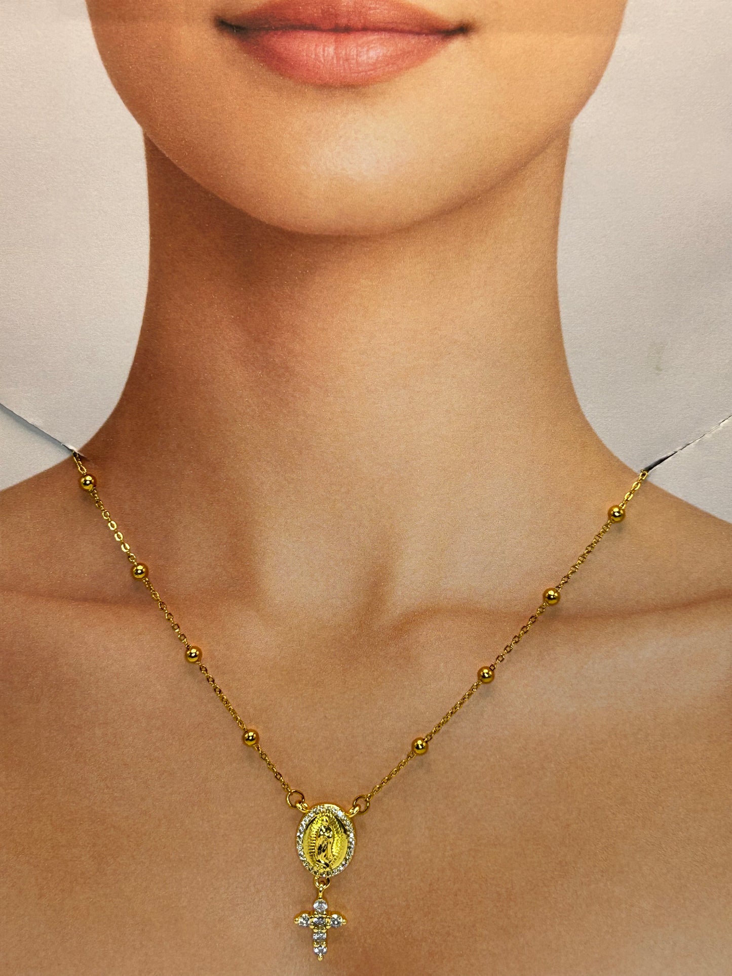 Cadena con Dije de La Virgen y Zirconias✝️
