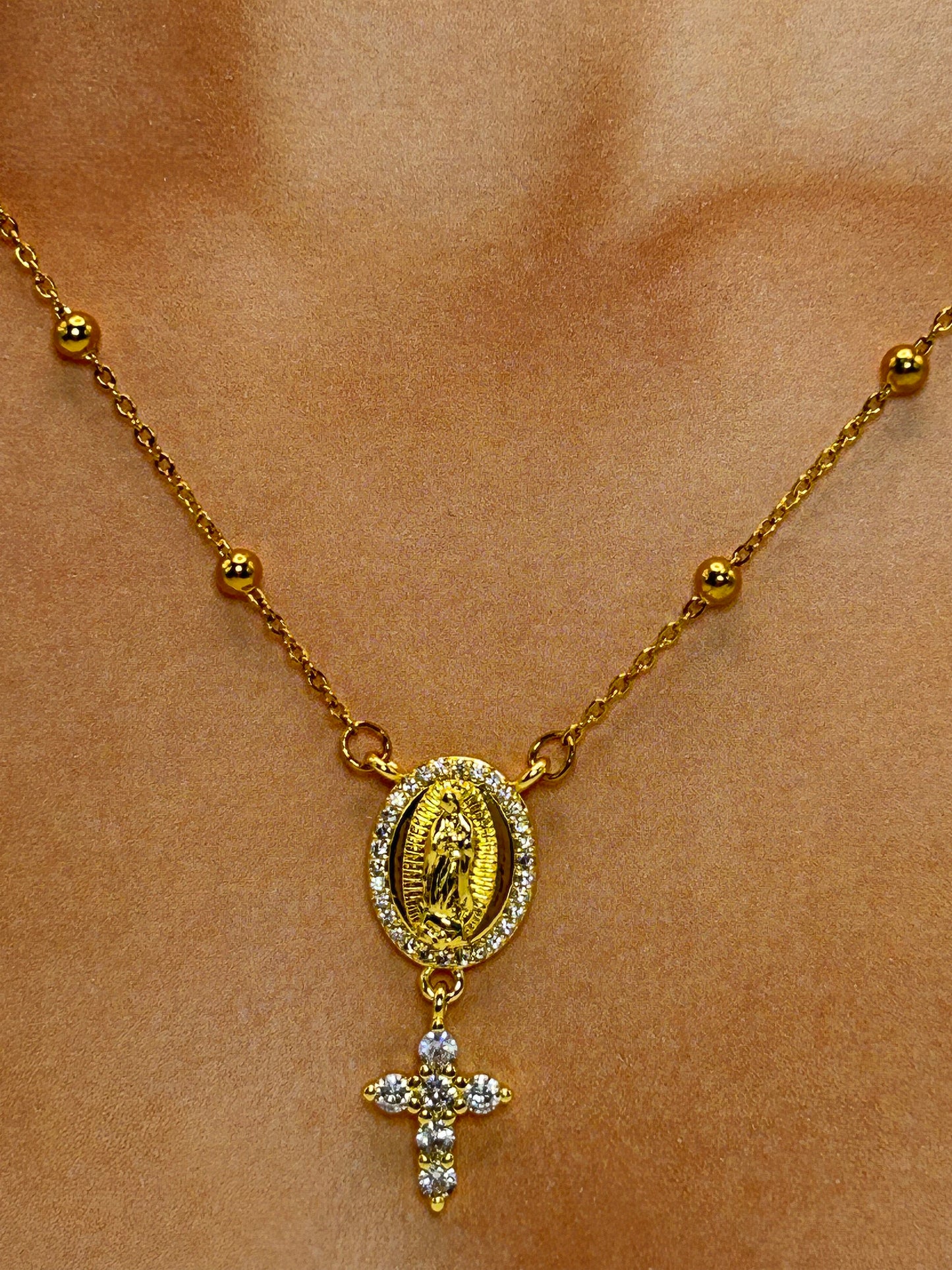 Cadena con Dije de La Virgen y Zirconias✝️