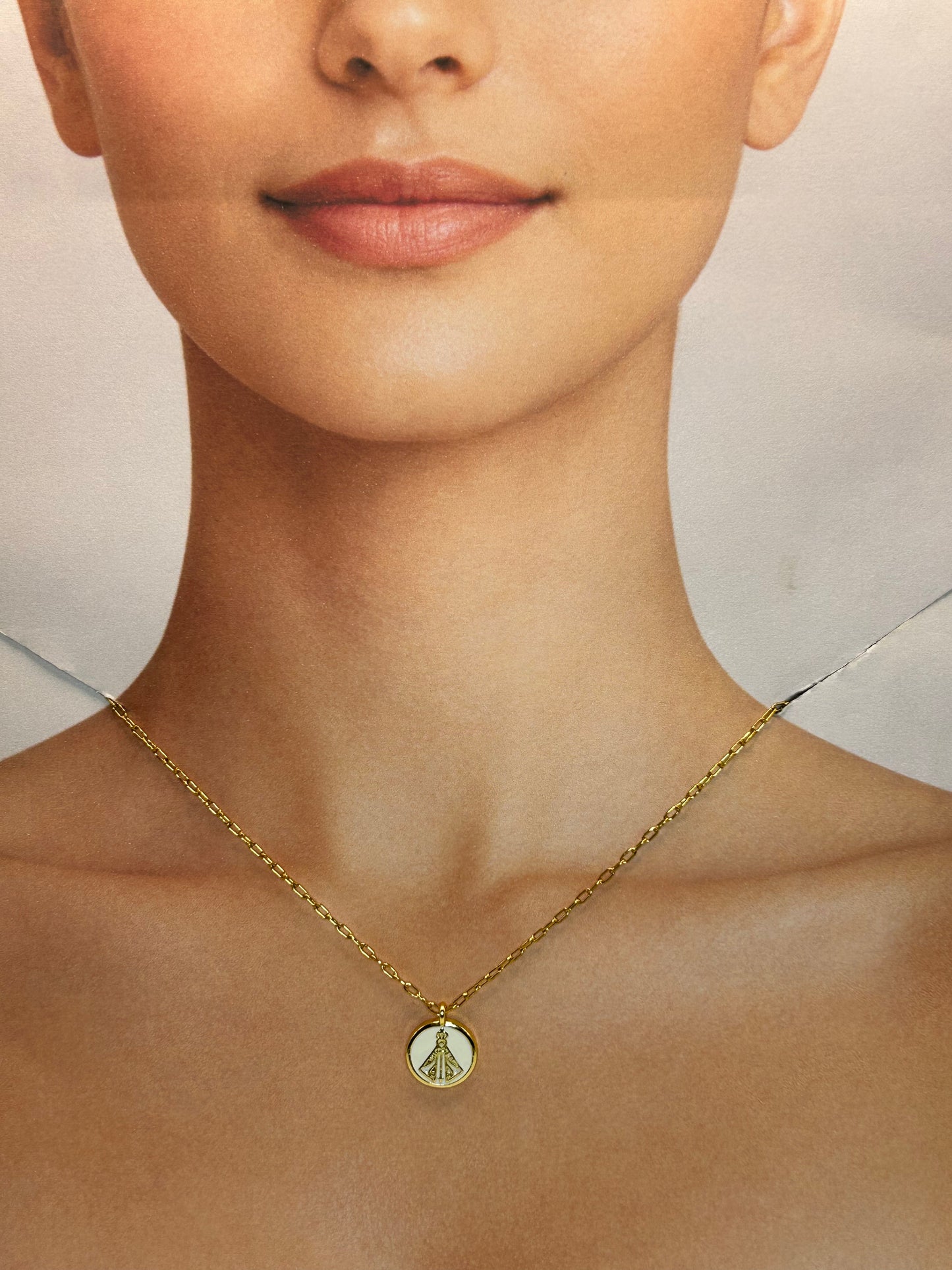 Cadena con Dije de Medalla de Virgen Blanca✝️