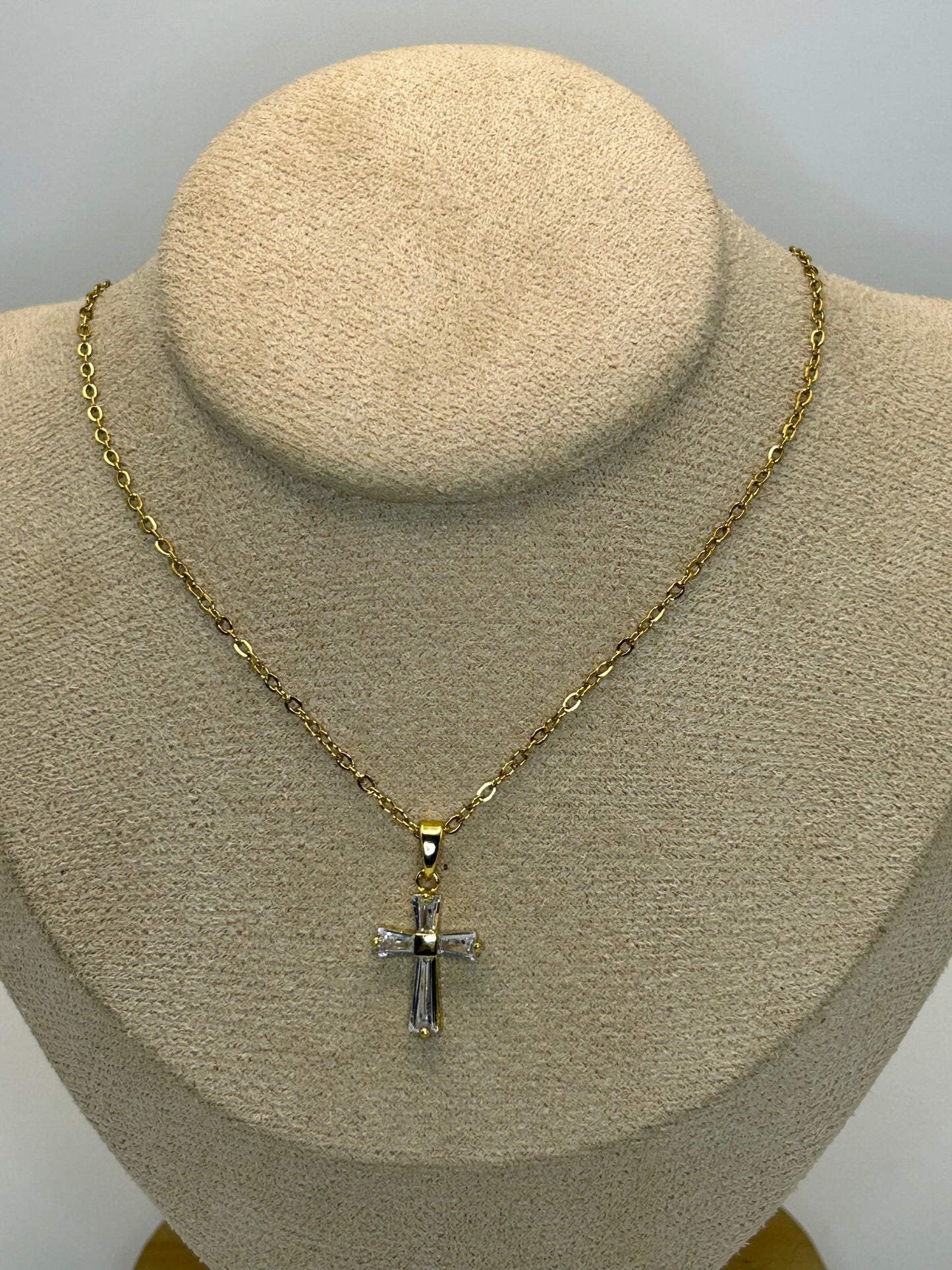 Collar de Cruz de Zirconia Rectangular✨