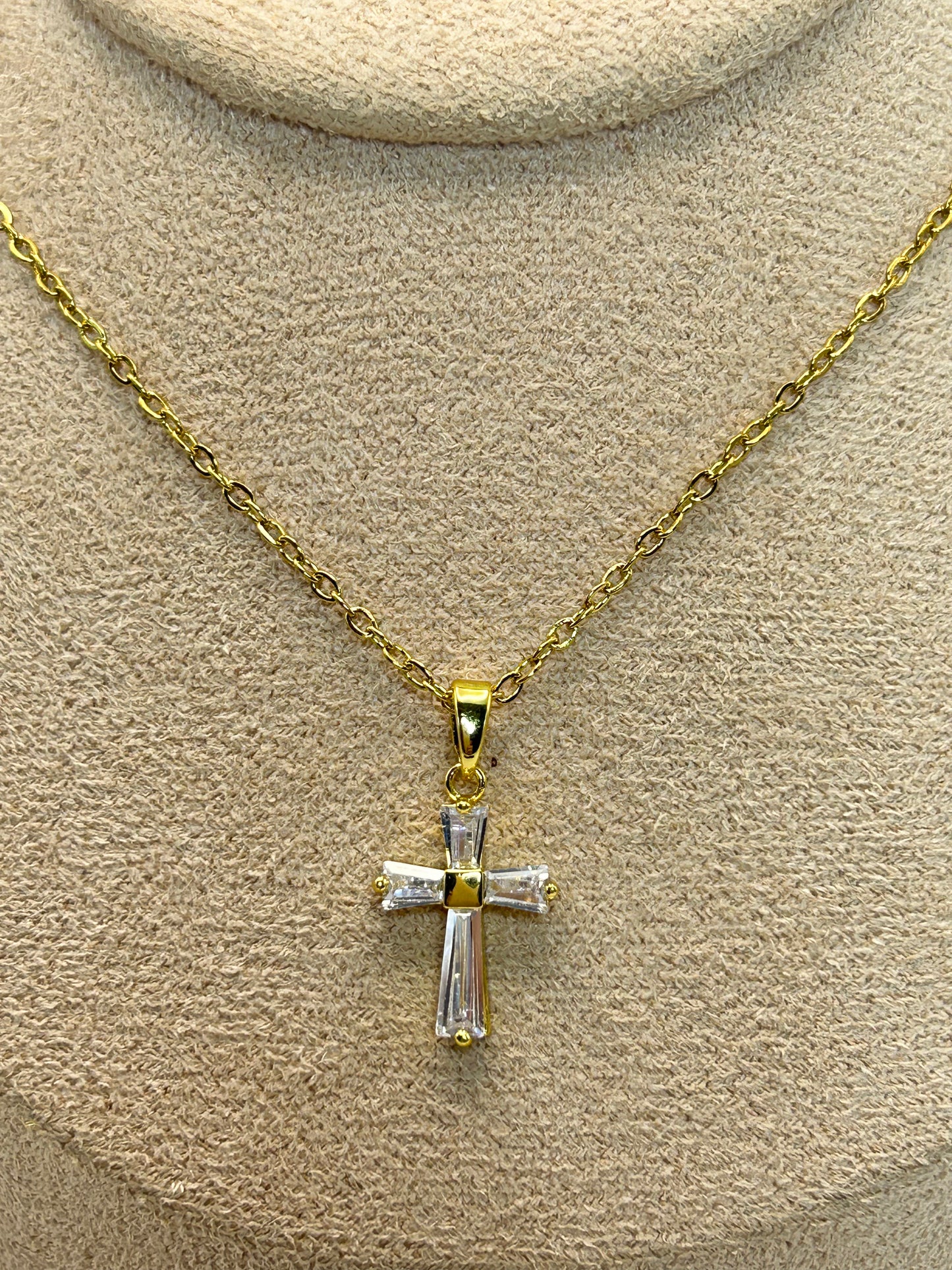 Collar de Cruz de Zirconia Rectangular✨