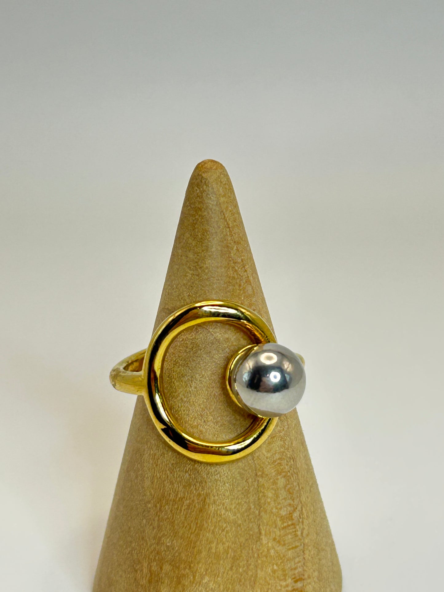 Anillo de Óvalo con Bola Plateada💛
