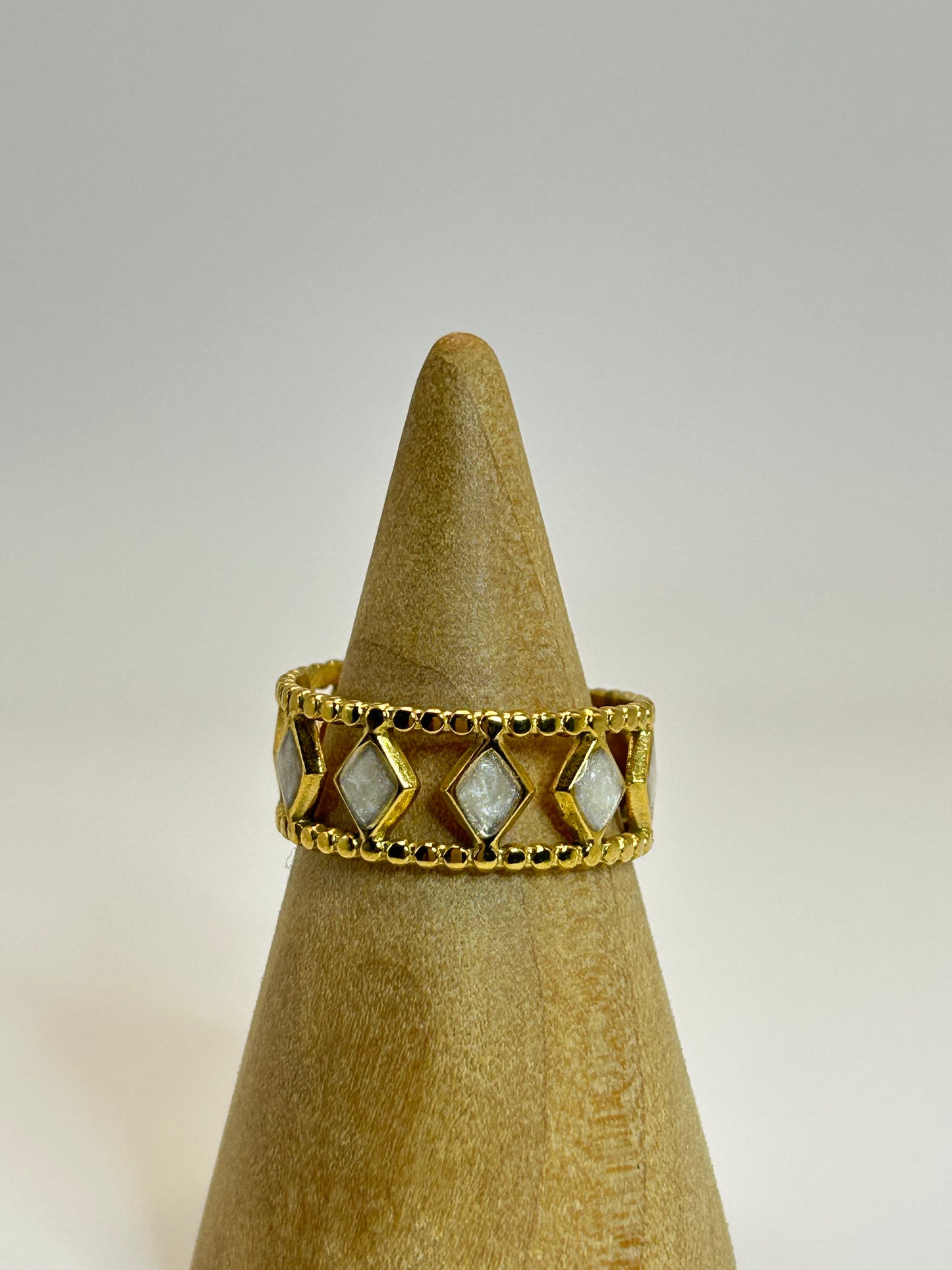 Anillo Tipo Carrousel con Rombos Blancos ✨