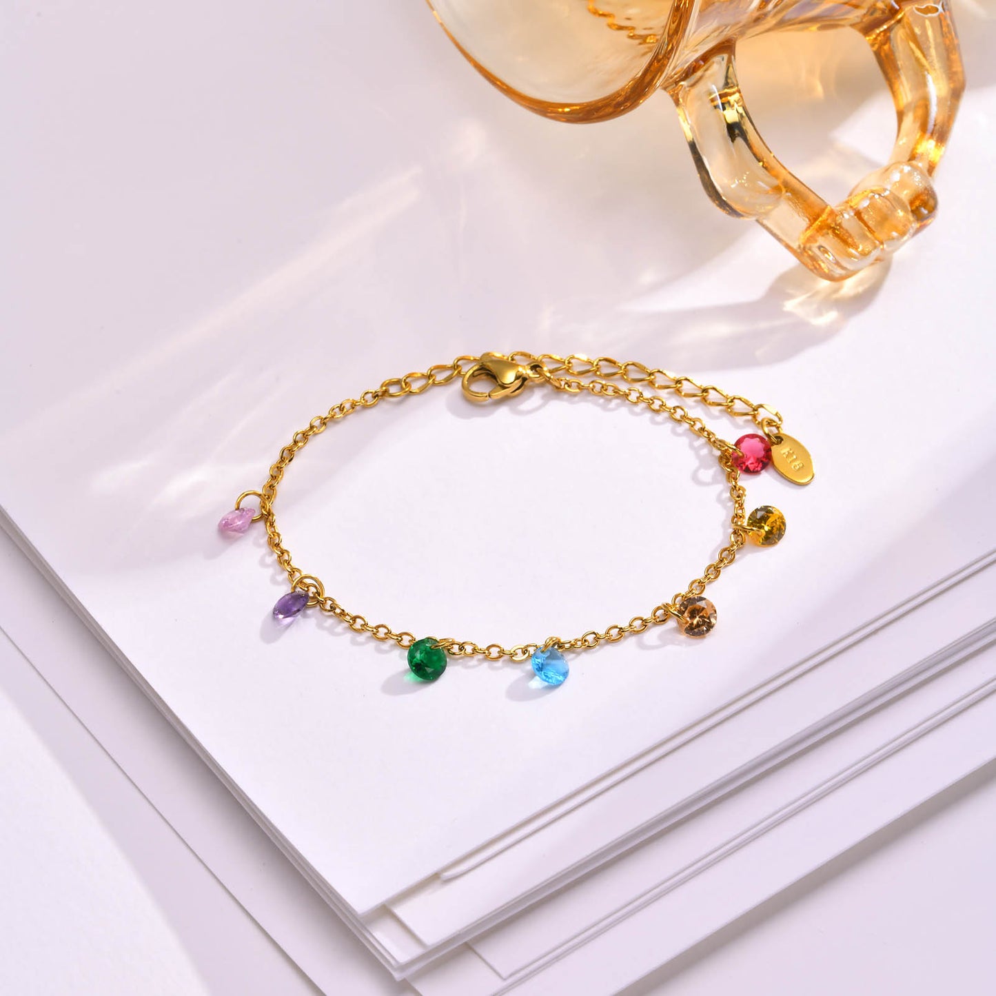 Pulsera con cristales colgantes de colores