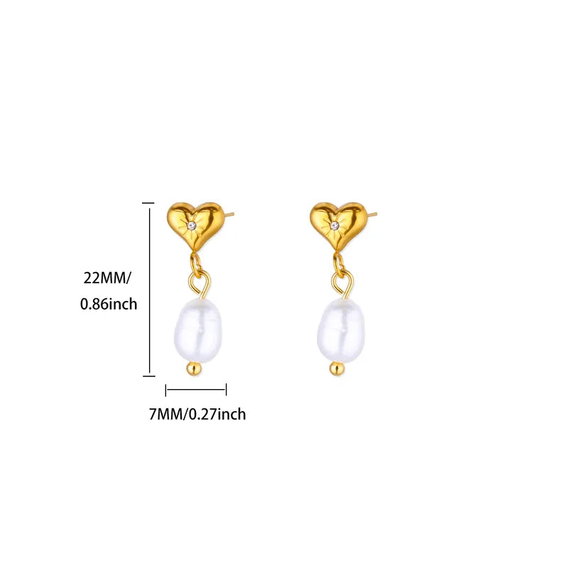 Aretes de Corazón con Destello Interior y Perla de Río ✨