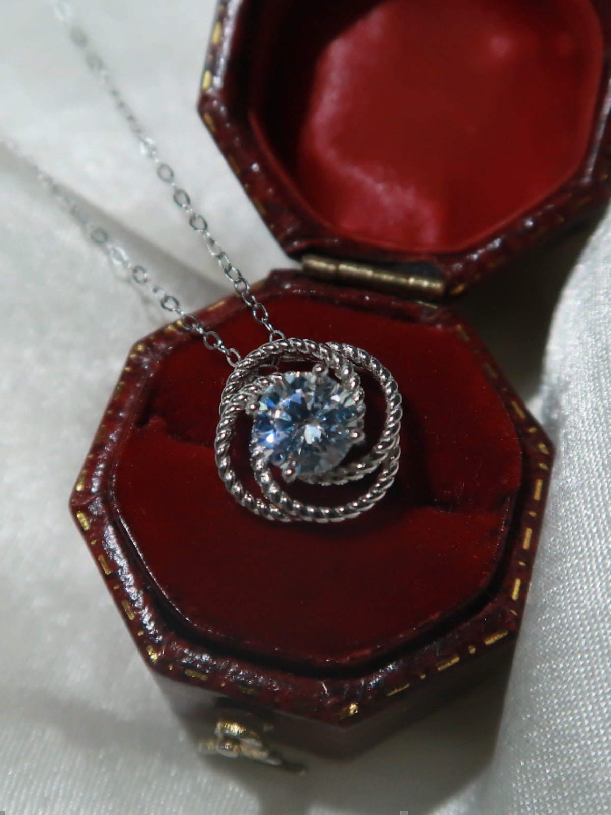 Cadena de Zirconia Redonda con Líneas Radiales 💎